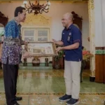 Luncurkan Prangko Bergambar Sri Sultan Hamengku Buwono X: Pos Indonesia Tunjukkan Penghormatan dan Perkuat Sinergi dengan DIY
