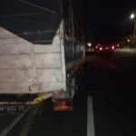 Tabrak Bokong Truk Berhenti di Jalan Wates, Pengendara Scoopy Luka Parah dan Nyaris Meregang Nyawa