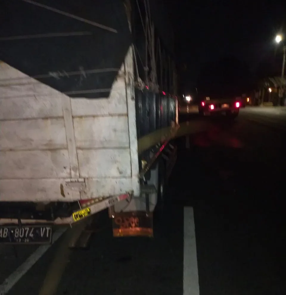 Tabrak Bokong Truk Berhenti di Jalan Wates, Pengendara Scoopy Luka Parah dan Nyaris Meregang Nyawa