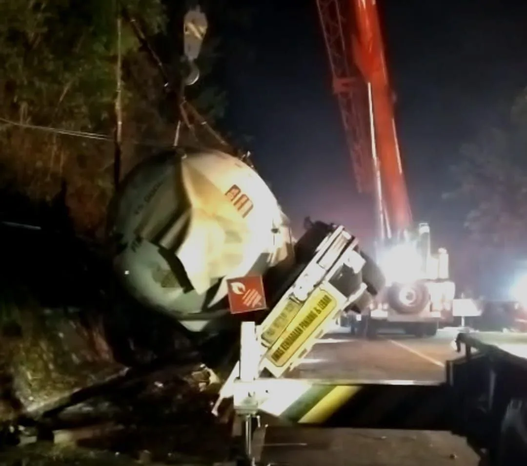 Isi Gas Mudah Terbakar, Proses Evakuasi Skid Tank LPG yang Terjungkal di Patuk Berlangsung Lama