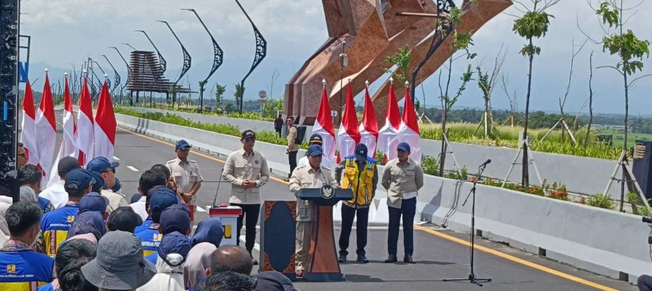 Presiden Prabowo Minta Anak Sekolah Tidak Lagi Dijajar di Pinggir Jalan, “Saya Terharu, tetapi Saya Kasihan”