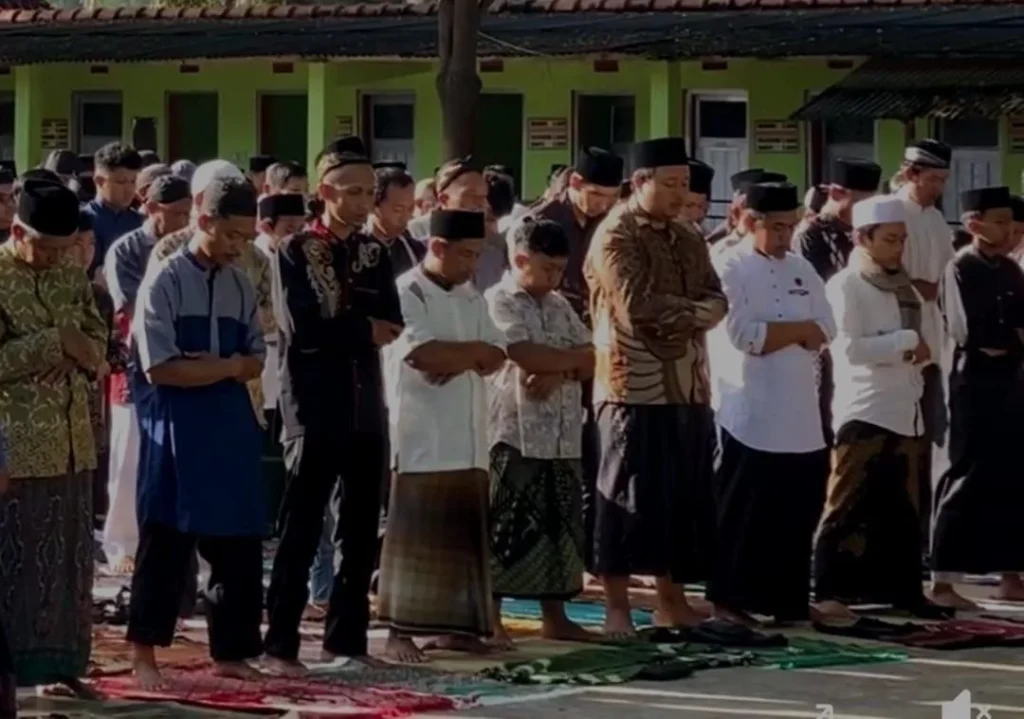 Jamaah Majelis Sholawat Asyghil Kubro Bantul Lebaran Kamis 19 Maret 2026, Takbir Bergema dari Parangtritis 