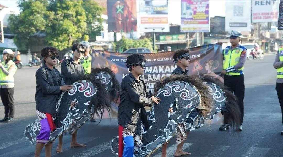 Polantas Menyapa Bantul: Jathilan Turun ke Jalan, Pesan Keselamatan Menggema di Simpang Ketandan