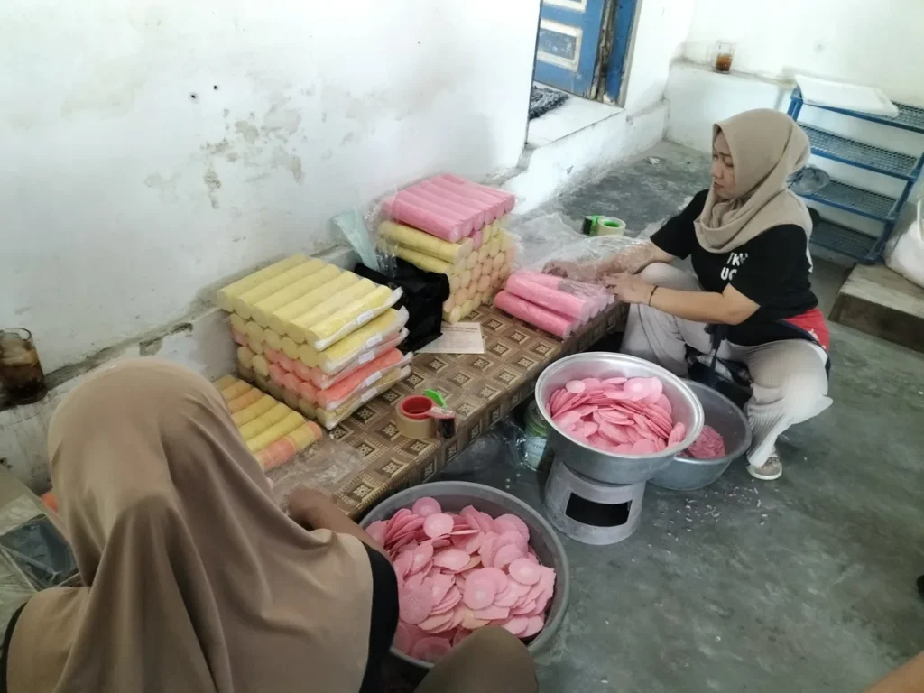 Proses pembuatan arumanis di rumah produksi Arumanis Haji Ardi di Jl. Rangsang, Selomartani, Kalasan, Sleman, D.I. Yogyakarta. (Bagus AW/Kabar Jawa)