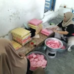 Proses pembuatan arumanis di rumah produksi Arumanis Haji Ardi di Jl. Rangsang, Selomartani, Kalasan, Sleman, D.I. Yogyakarta. (Bagus AW/Kabar Jawa)